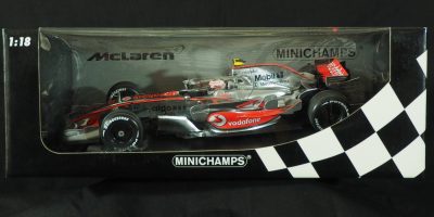 1:18 Formula 1 Vodafone McLaren Mercedes, J. Button Showcar, 2011, Minichamps